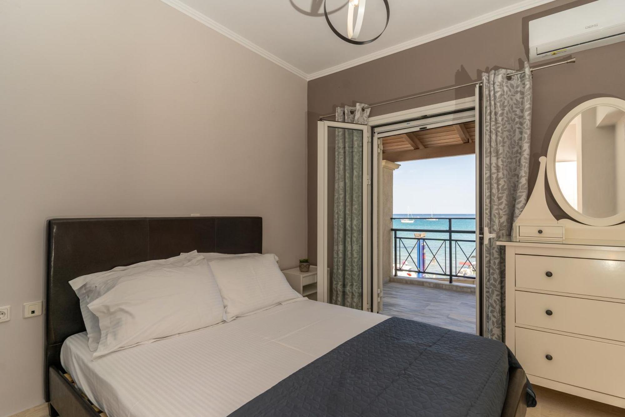 George Beachfront Apartments Lithakia  Екстериор снимка